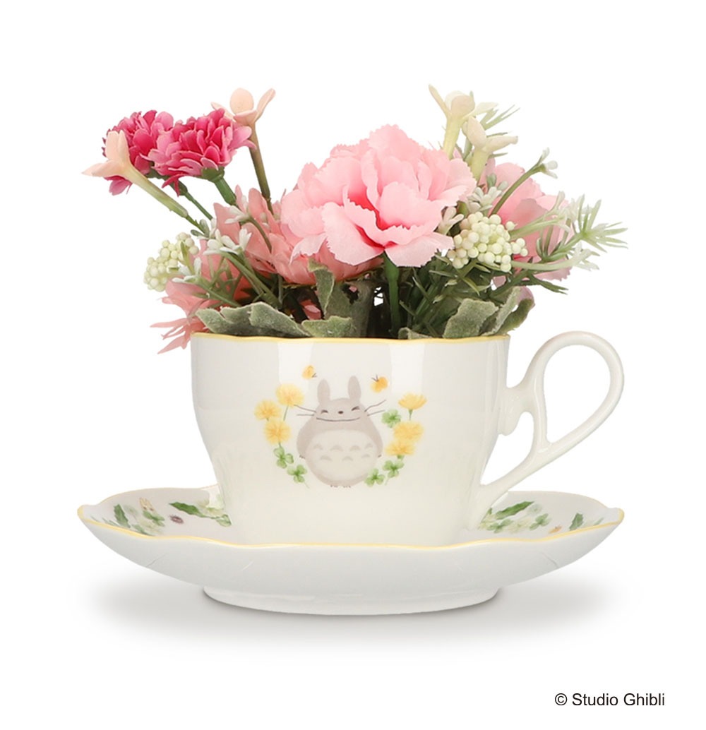 「となりのトトロ “ノリタケ カップ＆ソーサー”と造花カーネーションアレンジセット」（税込・送料込6930円）