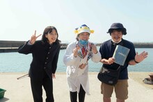 左からミー坊役ののん、さかなクン、沖田修一。