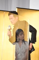 入れ歯を探す前川泰之。