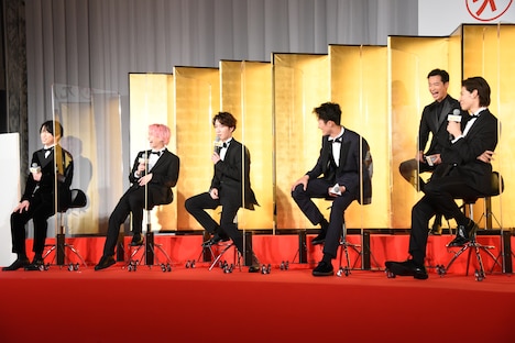 映画にちなんで勝ち組エピソードを聞かれ、「予約なしでお店に行ったら、個室へ案内された。勝ったなと思いました」と淡々と話す渡辺翔太（前列左から3人目）。