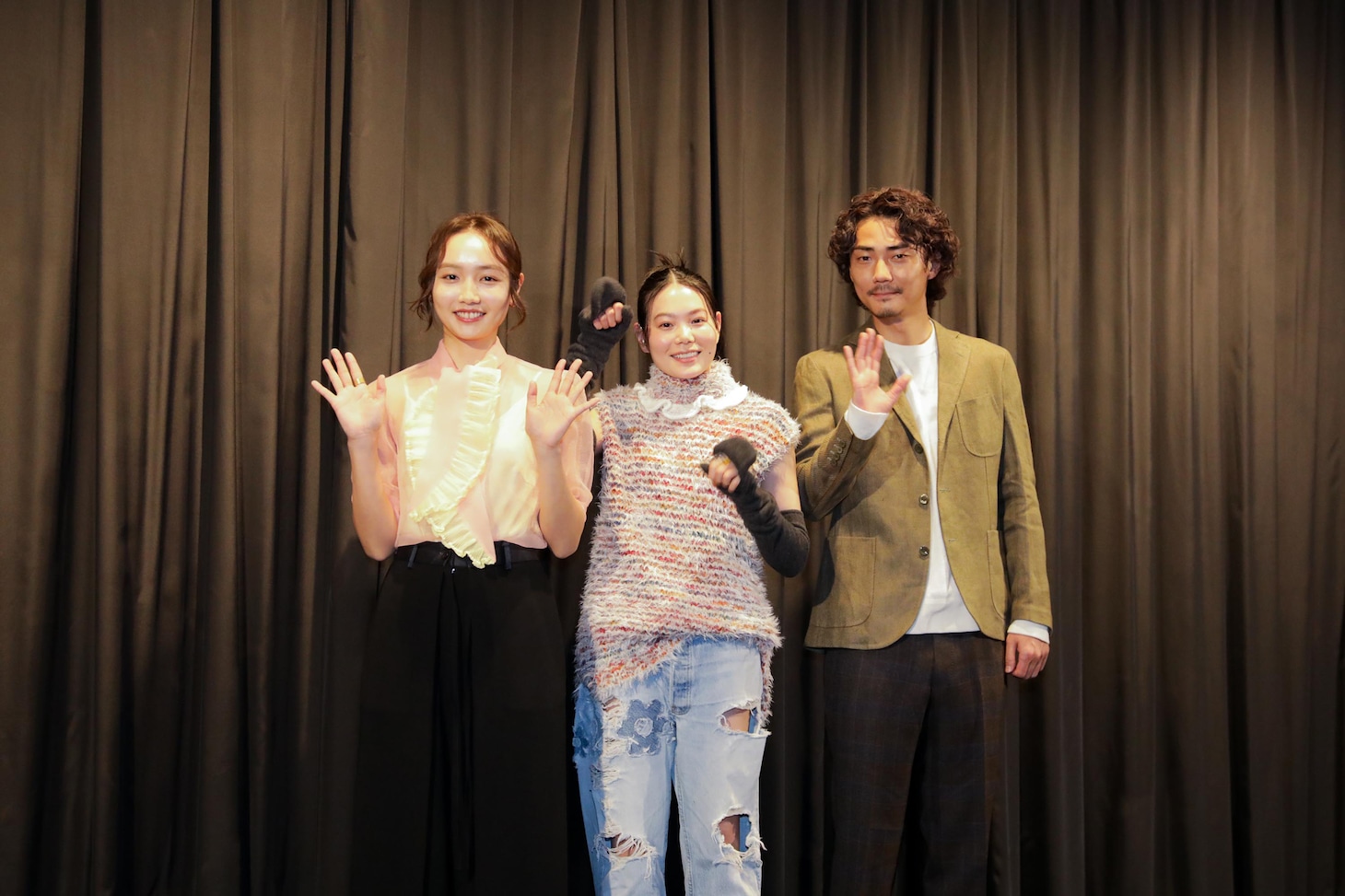 「猫は逃げた」先行上映会にて、左から手島実優、山本奈衣瑠、毎熊克哉。