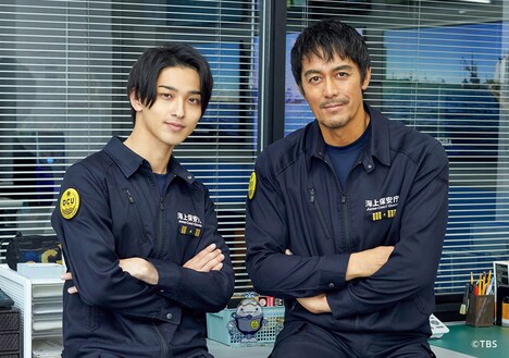 左から横浜流星、阿部寛。