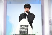 おにぎりケーキのクオリティに驚く赤楚衛二。