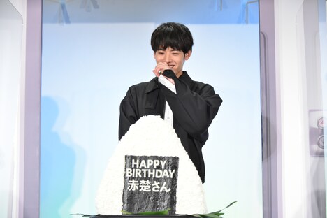 おにぎりケーキのクオリティに驚く赤楚衛二。