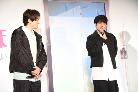 町田啓太(左)への称賛が止まらない赤楚衛二(右)。