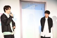 町田啓太（左）からの褒め言葉に、かしこまった表情で耳を傾ける赤楚衛二（右）。