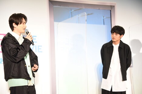 町田啓太(左)からの褒め言葉に、かしこまった表情で耳を傾ける赤楚衛二(右)。