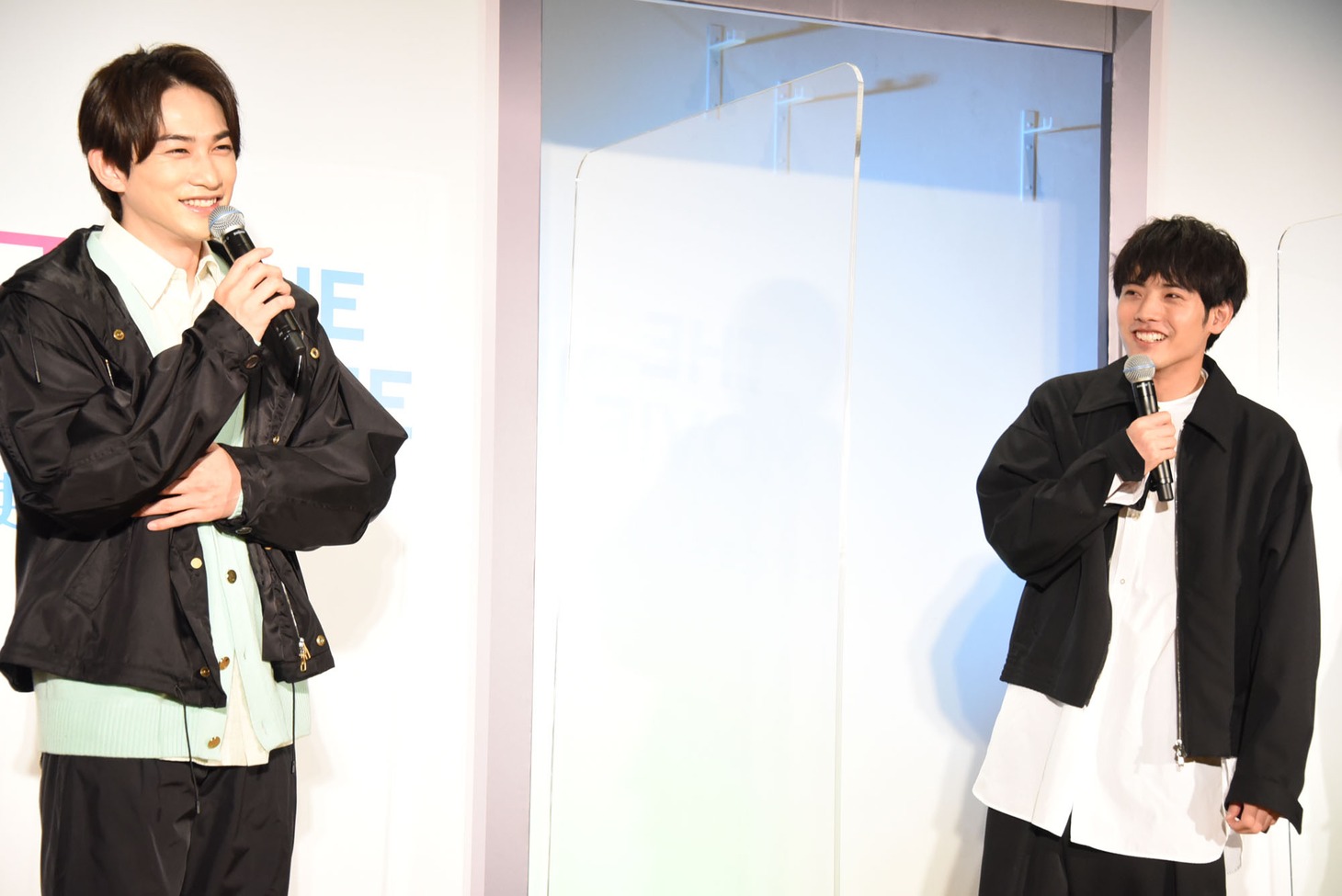 互いに褒め合い、「何を見せているんだろうか」と我に返る2人。