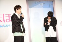 赤楚衛二（右）が口元に米粒を付けたまま撮影現場に来たというエピソードを、町田啓太（左）が披露する様子。