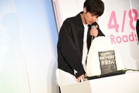 おにぎりケーキを凝視する赤楚衛二。