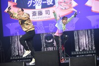 踊りながら登場した斎藤司（左）とakane（右）。