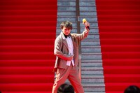 変身ポーズを披露する小林豊。