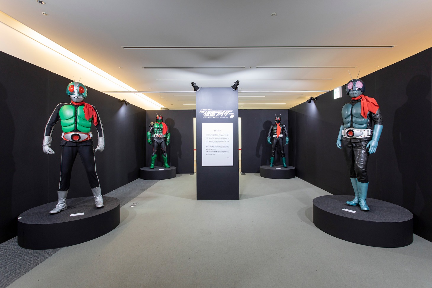 「生誕50周年記念 THE仮面ライダー展」内覧の様子。
