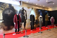 「鋼の錬金術師展 RETURNS」より衣装展示の様子。