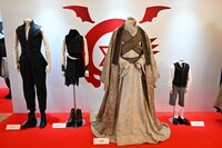 「鋼の錬金術師展 RETURNS」より衣装展示の様子。