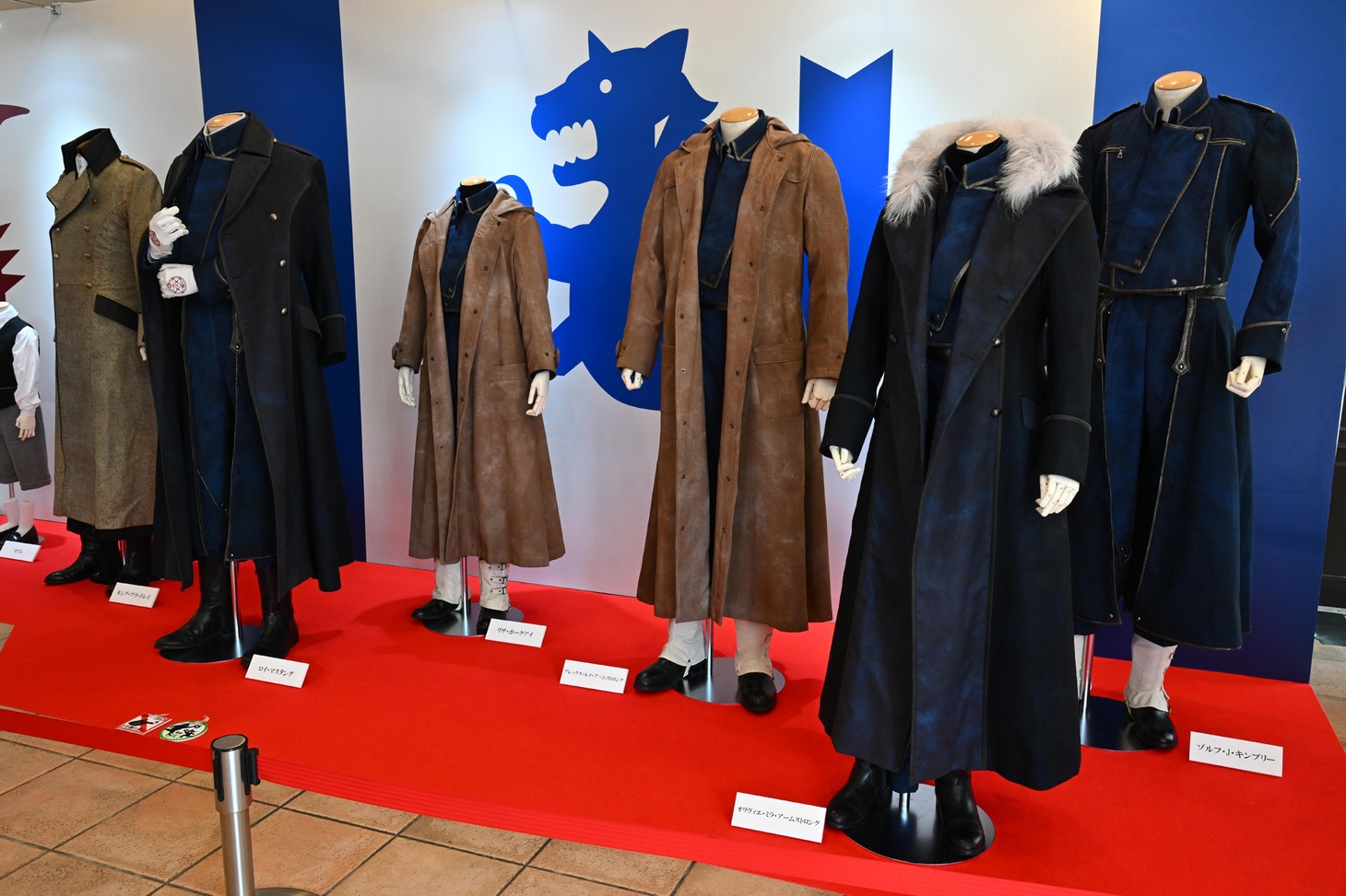 「鋼の錬金術師展 RETURNS」より衣装展示の様子。