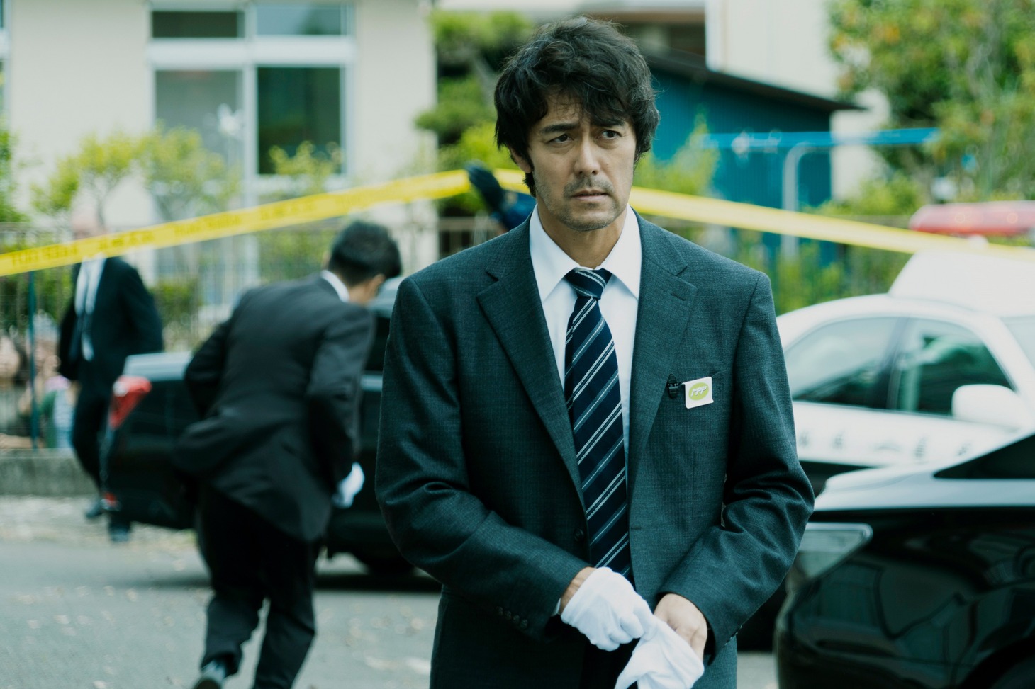 「護られなかった者たちへ」より阿部寛。 (c)2021映画「護られなかった者たちへ」製作委員会
