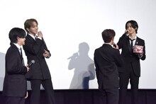 「映画館が好きだから」との理由で、ステージにポップコーンを持ち込んだ佐藤景瑚（後列右）。