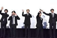 中継用のカメラにアピールするJO1。