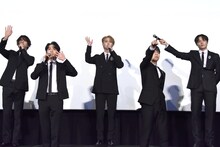 中継用のカメラにアピールするJO1。