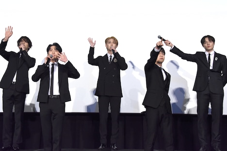 中継用のカメラにアピールするJO1。