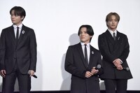 監督の稲垣哲朗に褒められている最中の川西拓実（前列）。