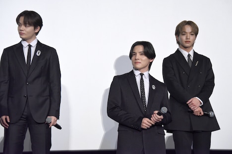 監督の稲垣哲朗に褒められている最中の川西拓実（前列）。