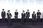 稲垣哲朗からビジュアル、ユーモア、人柄を褒められて恥ずかしそうにうつむく川西拓実（前列右）と、そんな川西を見て笑う川尻蓮（前列左）。