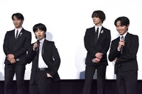 意気揚々と寿司トークを続ける木全翔也（前列左）。