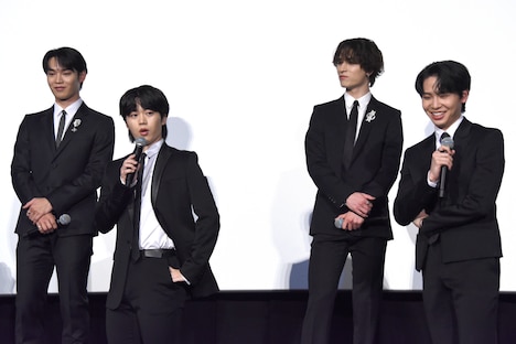 意気揚々と寿司トークを続ける木全翔也（前列左）。