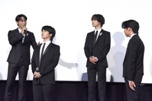 寿司トークが止まらない木全翔也（前列左）を、「楽屋で話してもらっていい？」と諭す與那城奨（後列左）。