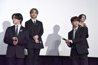 マイクをバットのように構える河野純喜（前列右）。