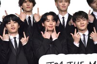 「Go to the TOP」ポーズのまま頬をつついていた川尻蓮（前列中央）。