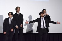 観客に向かってなぜか手を広げる河野純喜（前列右）。