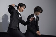 金城碧海（右）に決めポーズ「See you!」を一緒にやろうと提案するも、乗ってもらえず1人でやることになった與那城奨（左）。