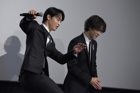 金城碧海（右）に決めポーズ「See you!」を一緒にやろうと提案するも、乗ってもらえず1人でやることになった與那城奨（左）。