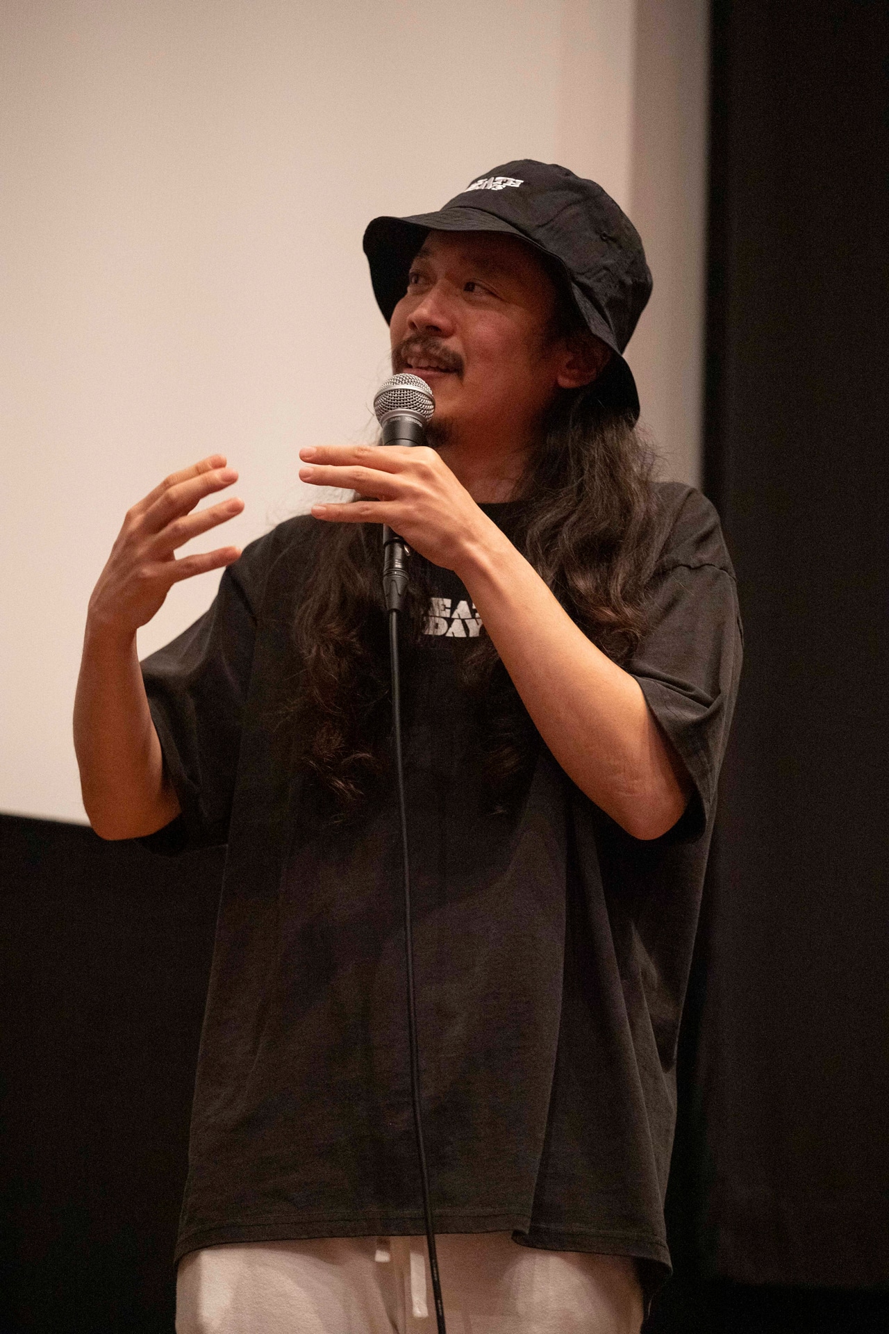 長久允