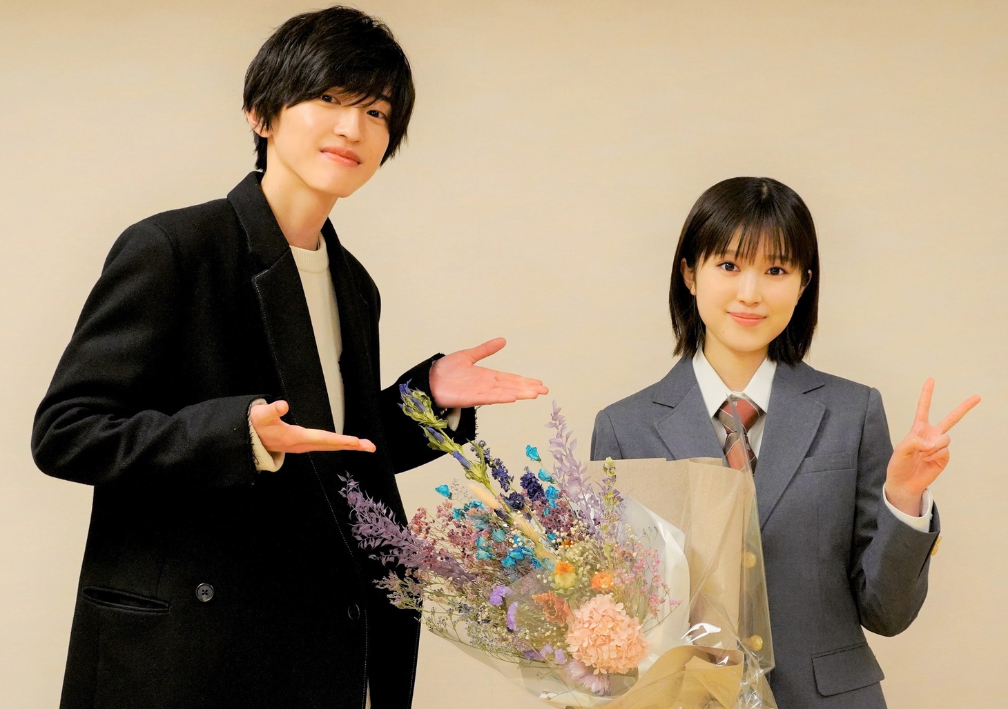 左から道枝駿佑、福本莉子。