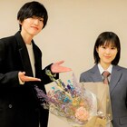 道枝駿佑が「セカコイ」撮了の福本莉子へサプライズ、好きな色を探って花束作り