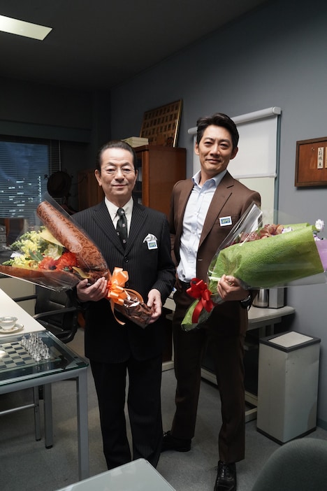 左から水谷豊、反町隆史。