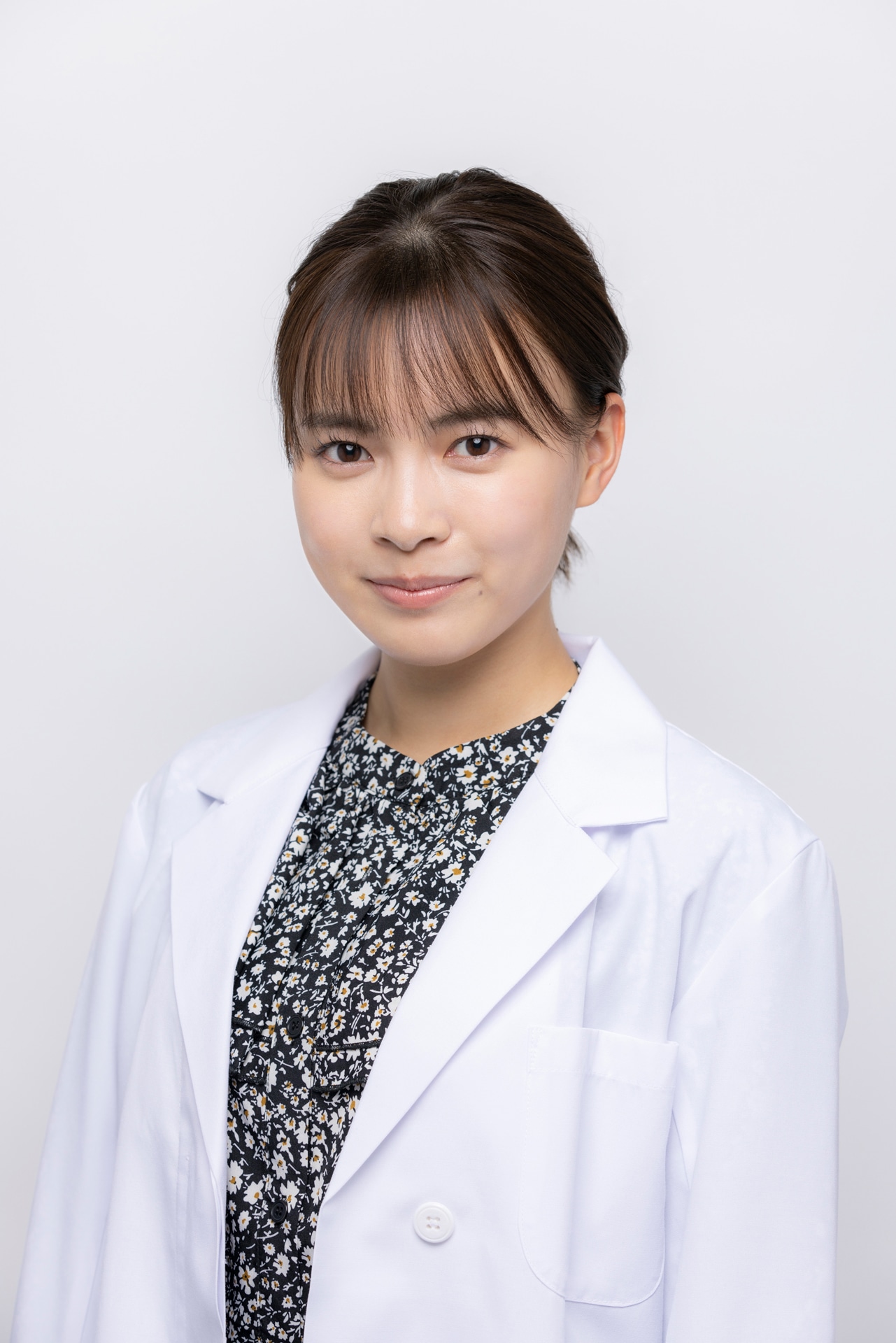 中村真央役の新條由芽。