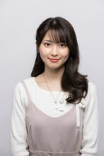 美津山葉子役の木下彩音。