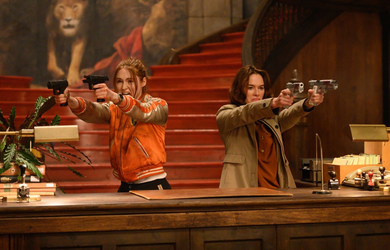 「ガンパウダー・ミルクシェイク」女たちが図書館で戦う本編映像