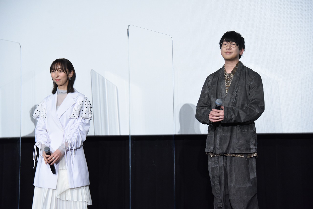 左から飯田里穂、花江夏樹。