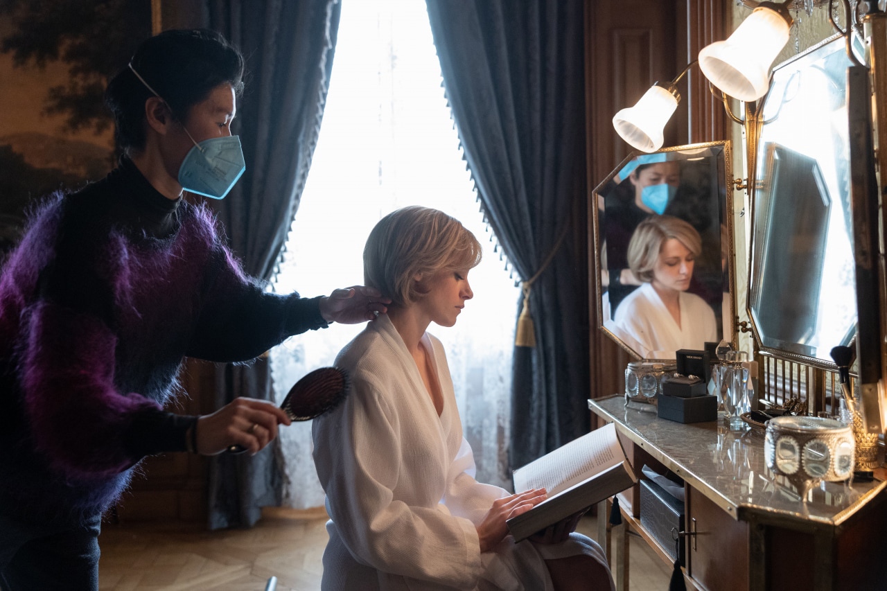「スペンサー ダイアナの決意」でクリステン・スチュワート(右)のヘアメイクをする吉原(左)。(c)Frederic Batier (c)2021 KOMPLIZEN SPENCER GmbH & SPENCER PRODUCTIONS LIMITED