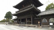 「どうする松本潤？徳川家康の大冒険」より、松平家の菩提寺に到着した松本潤。