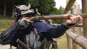 「どうする松本潤？徳川家康の大冒険」より、10kgを超える甲冑（復元）を着け、戦場での鉄砲隊の動きを体験する松本潤。
