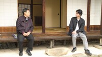 「どうする松本潤？徳川家康の大冒険」より、左から本郷和人、松本潤。
