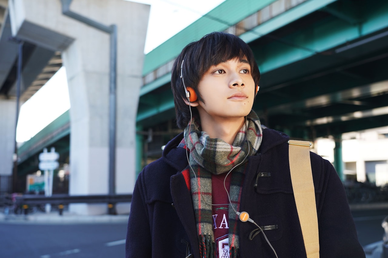 北村匠海がキャラクター紹介する「とんび」新映像、アキラ写した新たな場面写真も到着