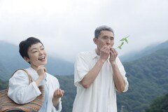 小林聡美と松重豊が並ぶ「ツユクサ」新場面写真、平岩紙や江口のりこ、渋川清彦の姿も